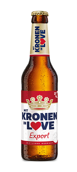 Eine Flasche Bier steht aufrecht, umgeben von Kondenswassertropfen. Das Etikett zeigt goldene und rote Akzente mit der Aufschrift Kronen in Love.