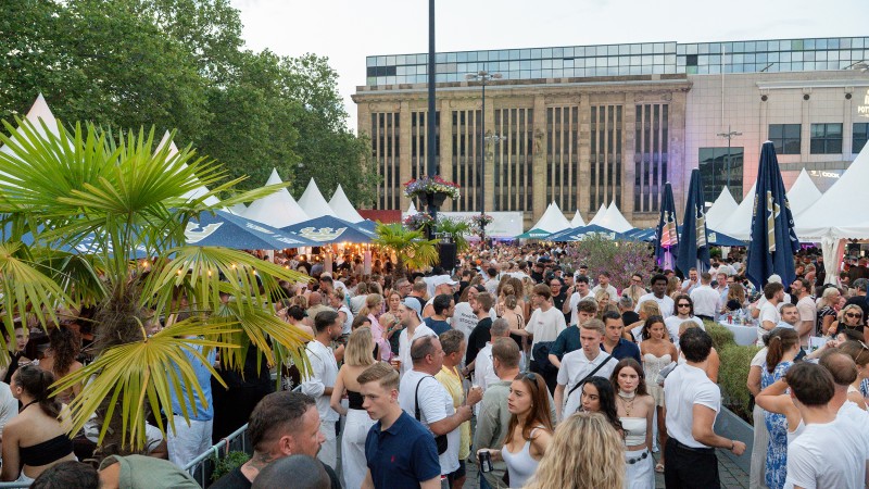 Menschen feiern auf dem Dortmund á la Carte Festival auf dem Hansaplatz.